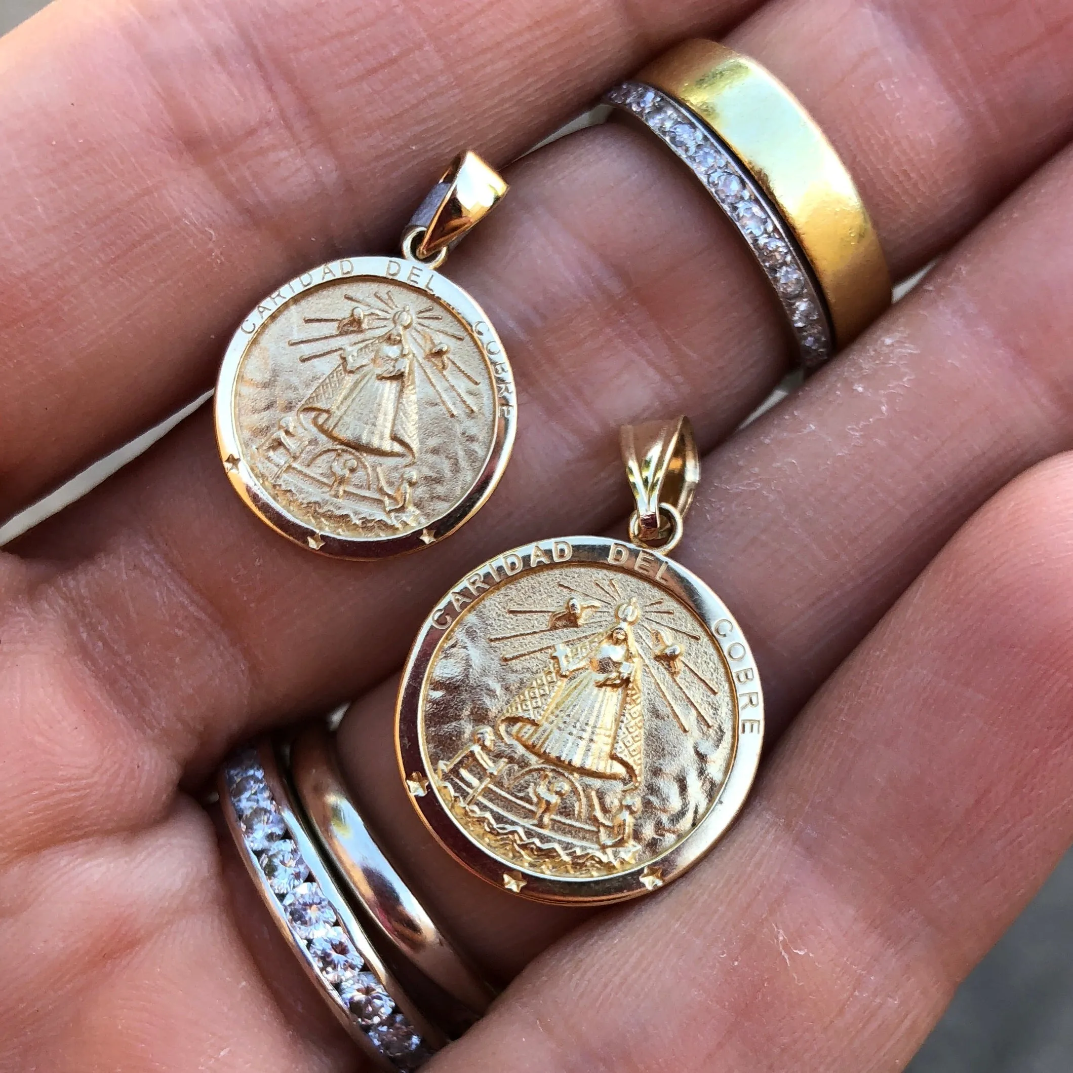 Caridad del Cobre Medal in Yellow Gold